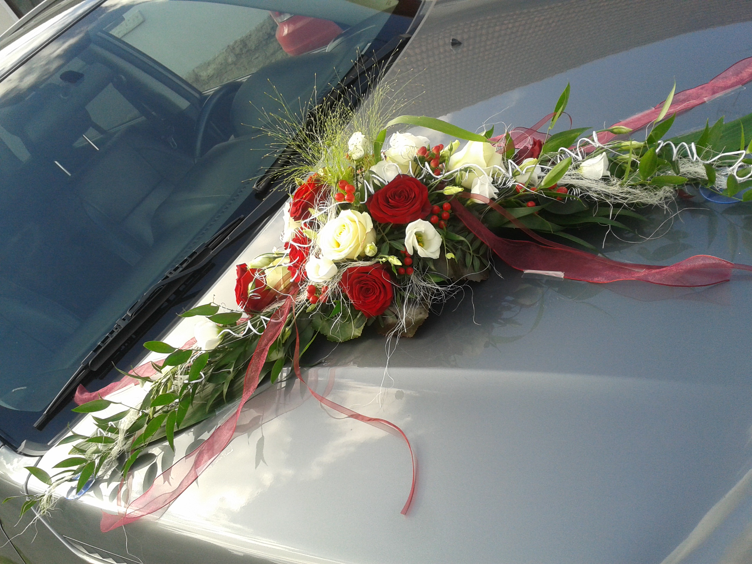 Deko am Auto mit Rosen