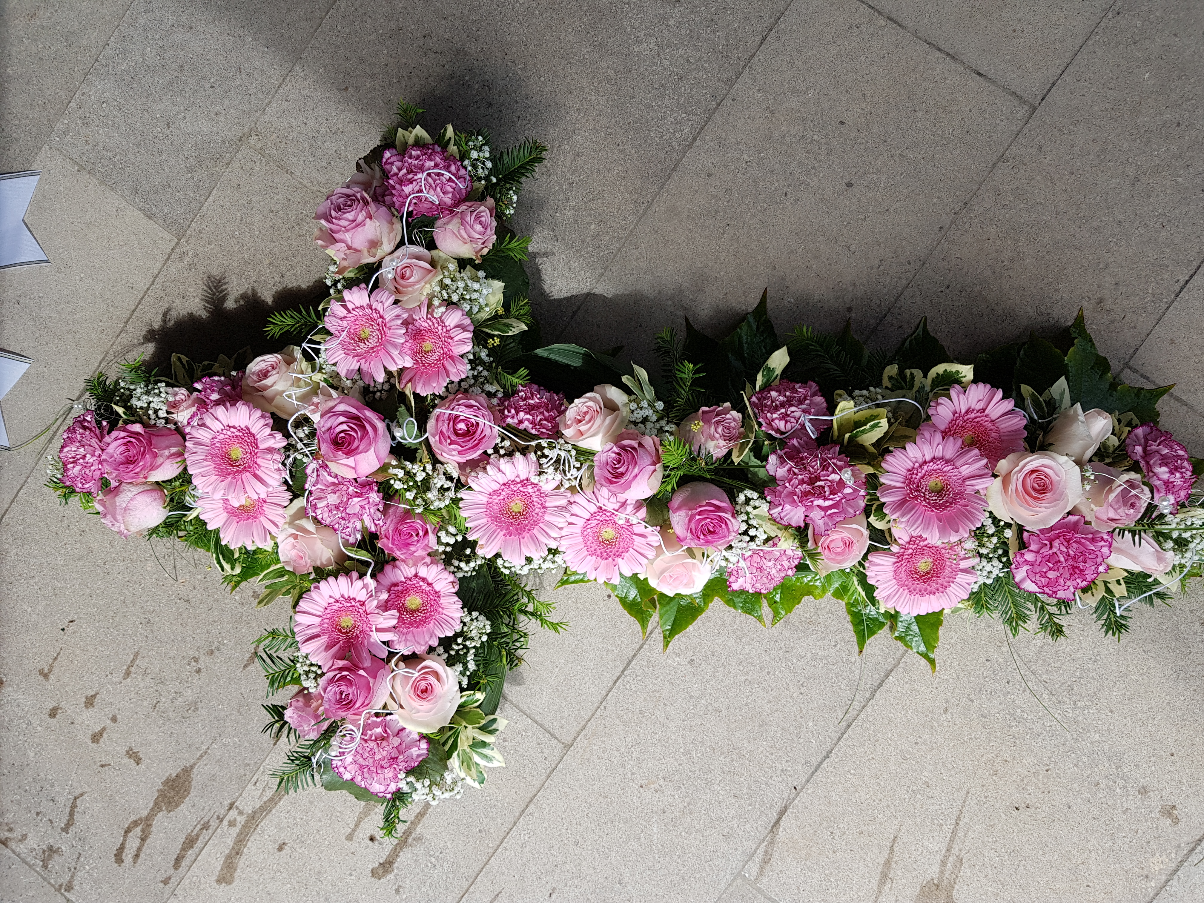 Blumen Kreuzform mit Rosa Rosen