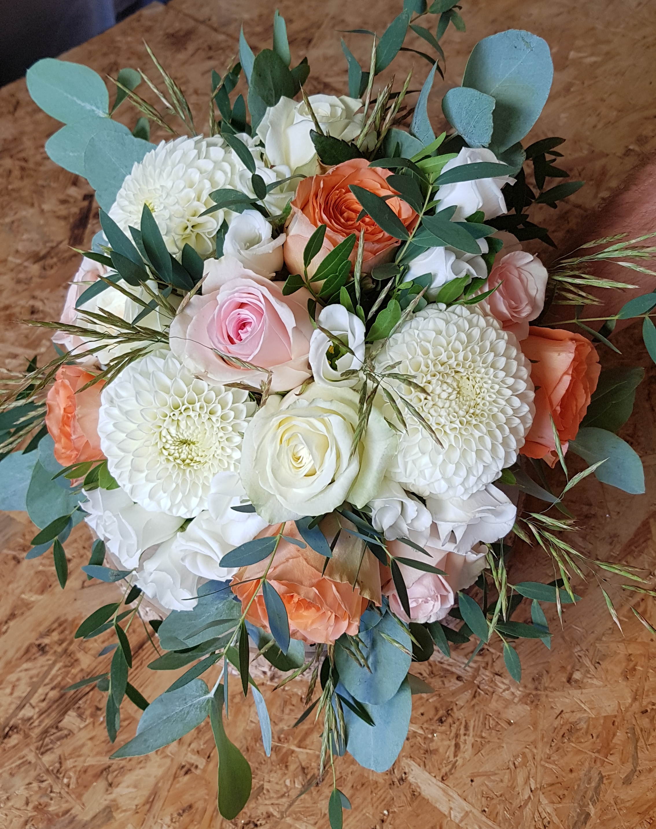 Blumenstrauß in Orange und Weiß