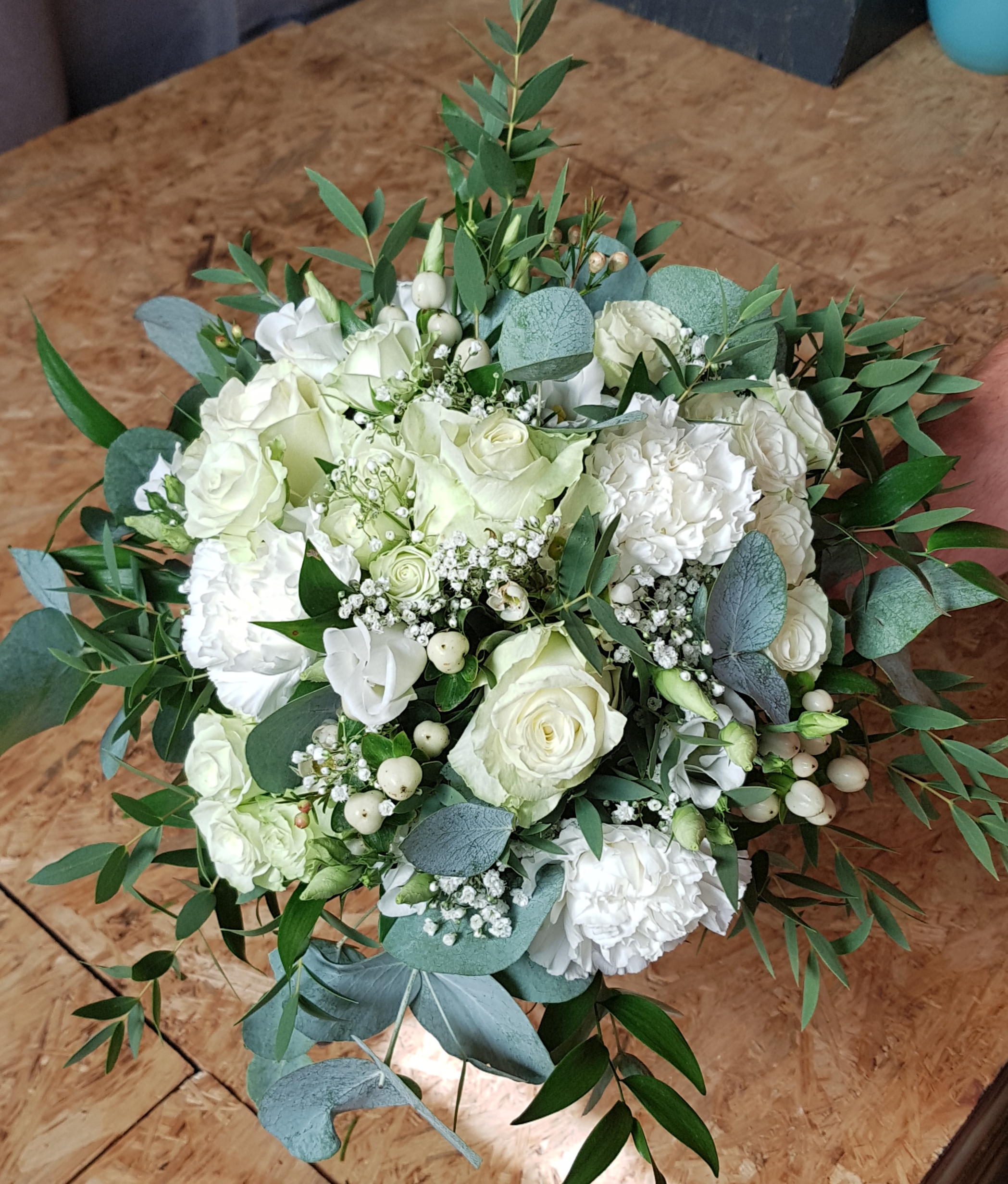 Bluemnstrauß mit weißen Rosen
