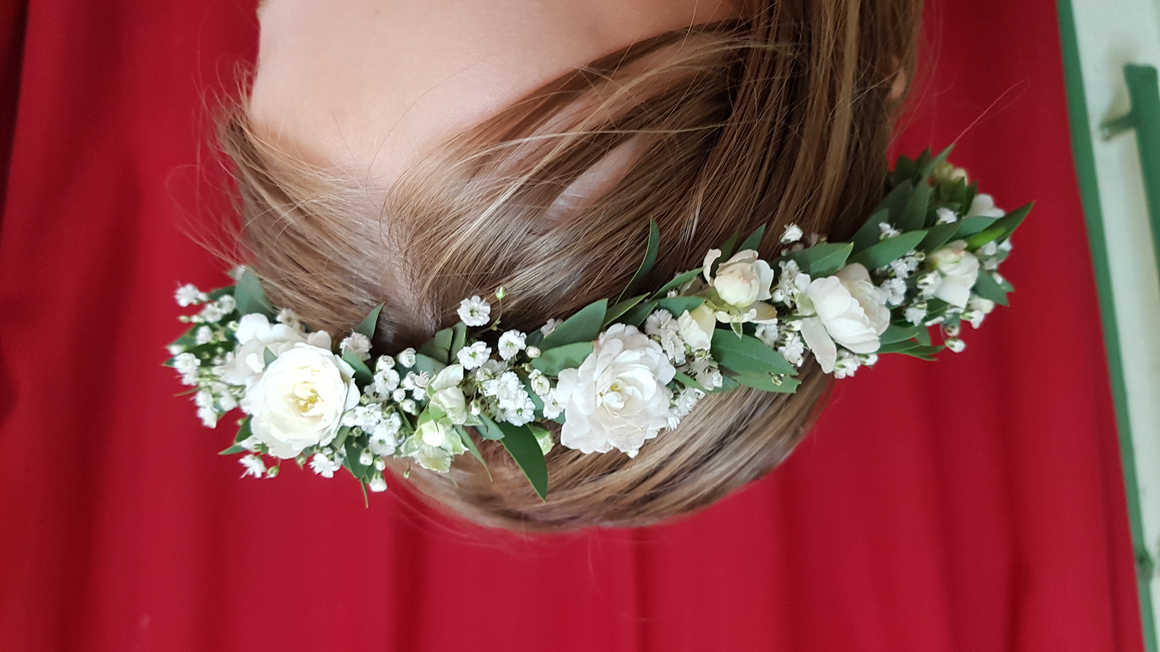 Haarschmuck mit weißen Rosen