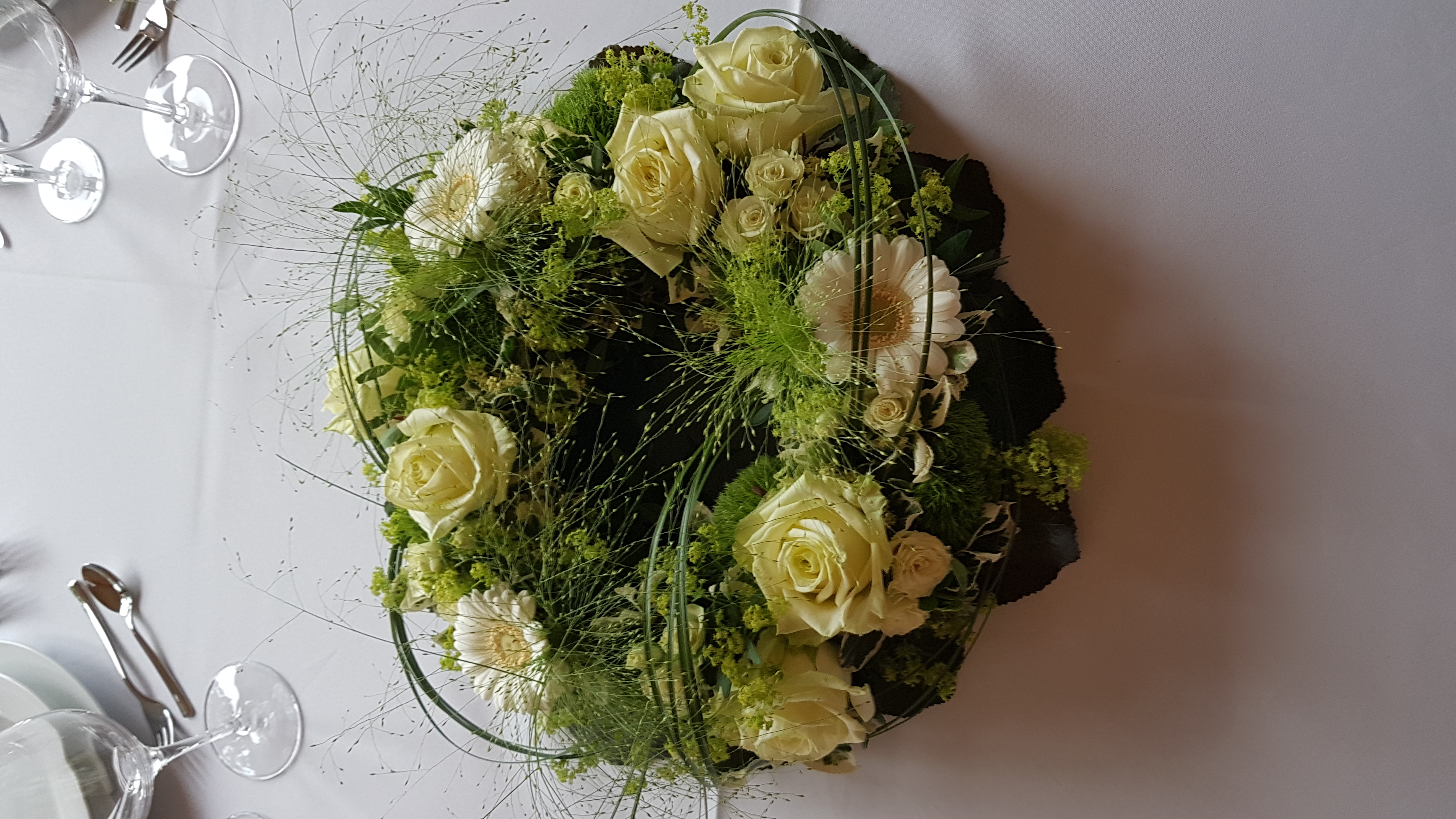 Kleiner Blumenstrauß Deko mit weiße Rosen